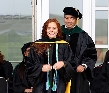 graduateonstagebeinghooded