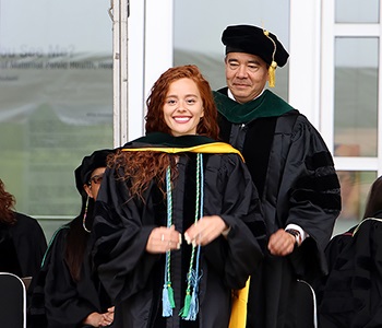 graduateonstagebeinghooded