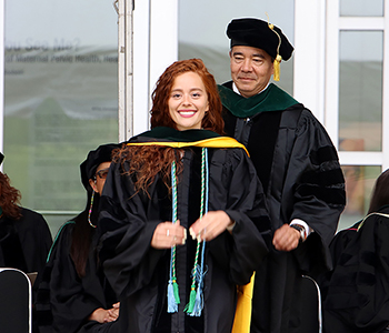 graduateonstagebeinghooded