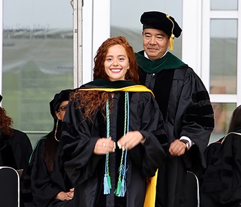 graduateonstagebeinghooded