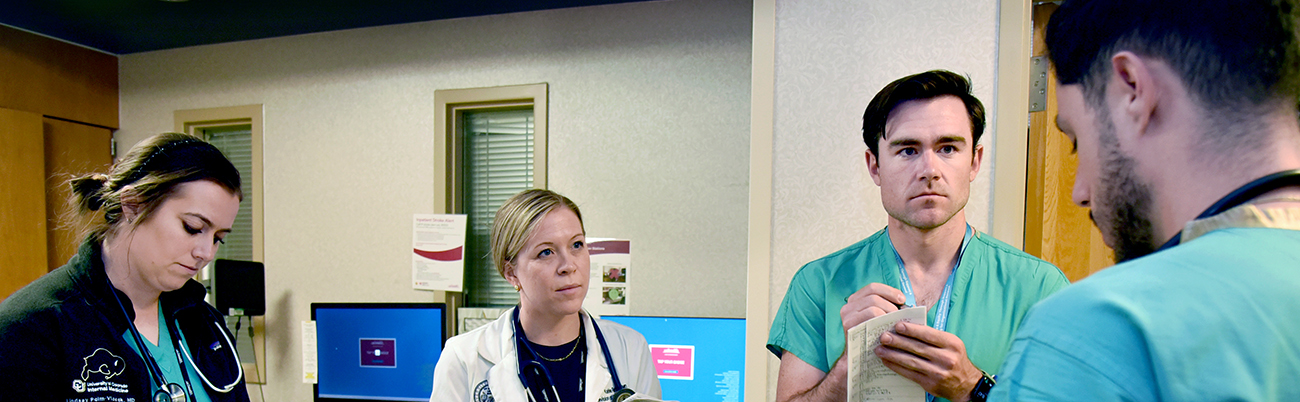 studentstakingnotesinahospitalcorridor