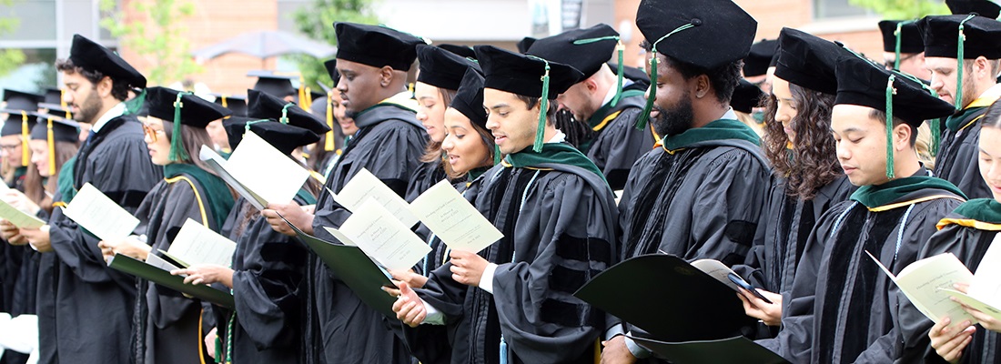 graduatesreadingoathtogetherintheCommons