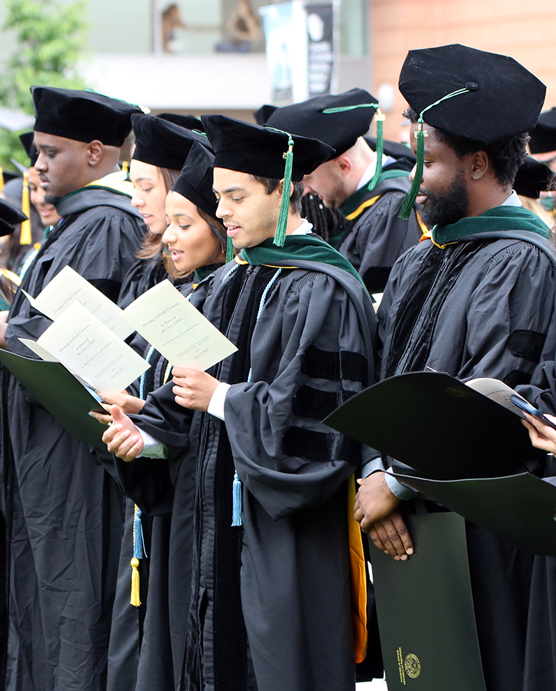 graduatesreadingoathatceremonyinCommons