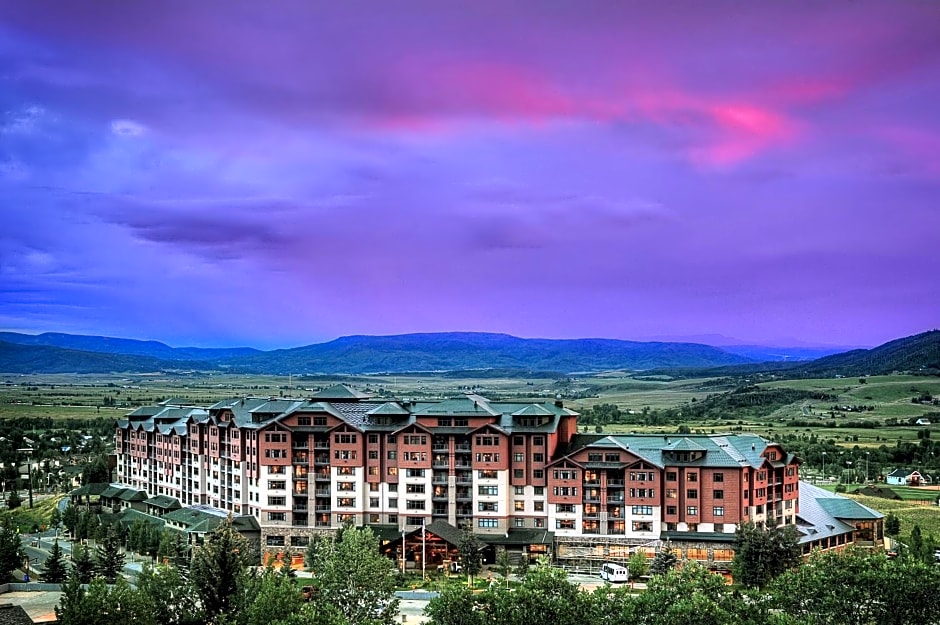 SteamboatGrandWidePhotowithMountainsinbackground