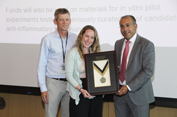 doctors holding an award
