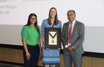 doctors holding an award