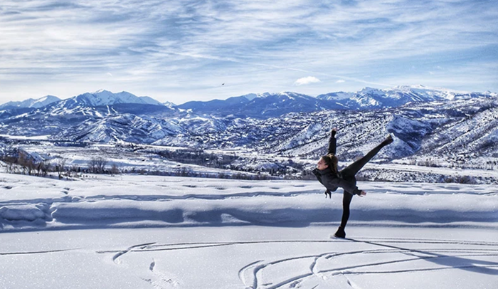 FigureskaterSariBehrskatingontheiceinfrontofthemountains