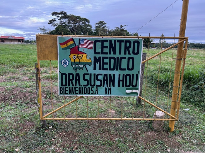 Centro Medico Dra Susan Hou Clinic sign.