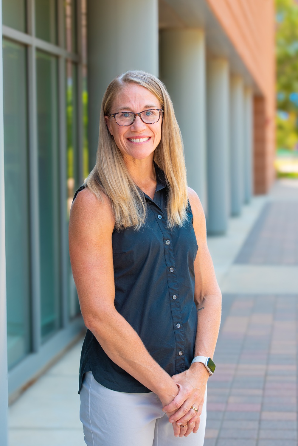 Dr. Hinrichs-Kinney headshot.