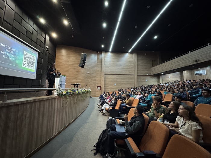 Dr. Jennifer Stevens-Lapsley at Pontificia Universidad Católica del Ecuador.
