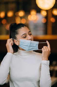 girl-takes-off-her-protective-medical-face-mask